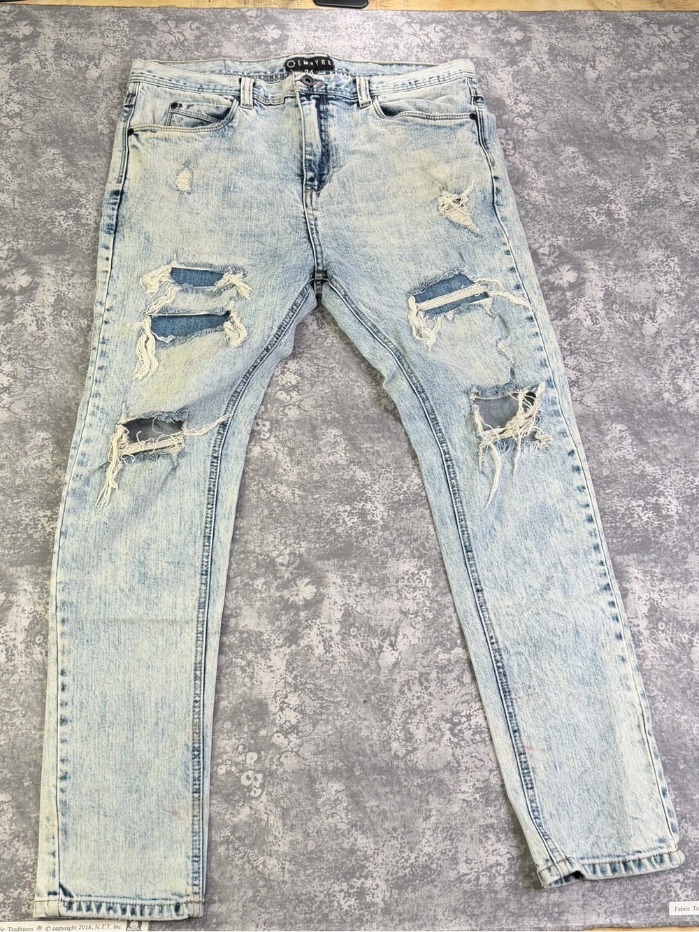 EMPYRE Distressed Acid Wash Light Blue Jeans Ripped Knees Skate Size 34